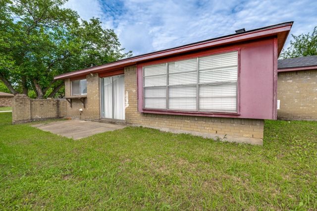 825 Cherry Hills Drive, Lancaster, TX 75134