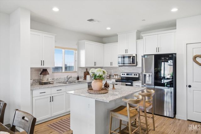 910 Hartlepool Avenue, Bakersfield, CA 93307