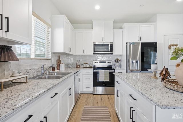 910 Hartlepool Avenue, Bakersfield, CA 93307