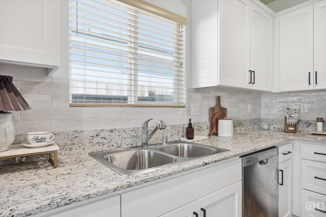 910 Hartlepool Avenue, Bakersfield, CA 93307