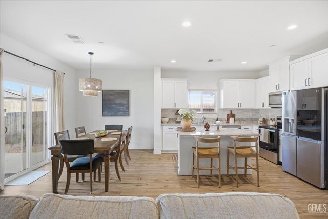 910 Hartlepool Avenue, Bakersfield, CA 93307