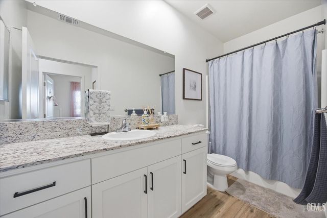 910 Hartlepool Avenue, Bakersfield, CA 93307