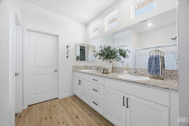 910 Hartlepool Avenue, Bakersfield, CA 93307