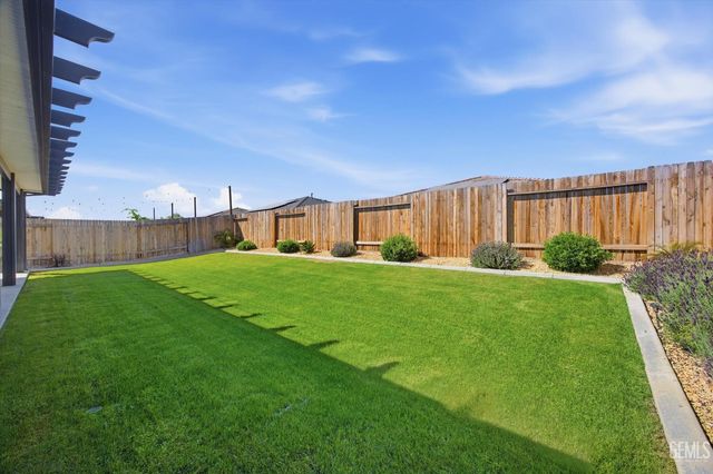 910 Hartlepool Avenue, Bakersfield, CA 93307