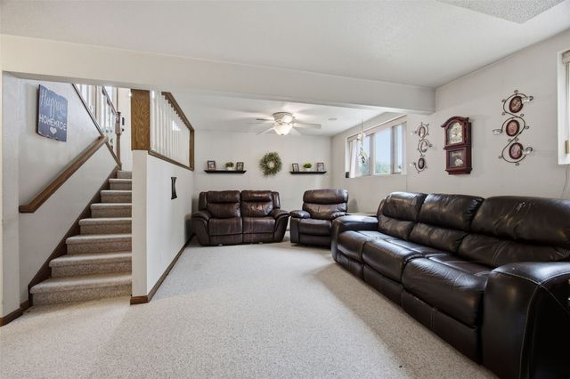 915 Krumboltz Drive, Marion, IA 52302