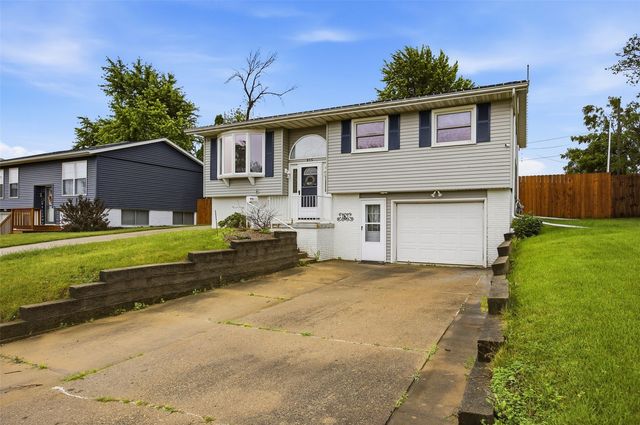 915 Krumboltz Drive, Marion, IA 52302
