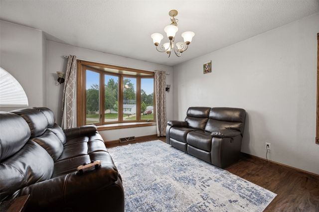 915 Krumboltz Drive, Marion, IA 52302