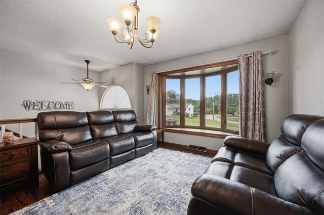 915 Krumboltz Drive, Marion, IA 52302