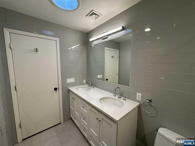 711 Camperdown Road, Teaneck, NJ 07666