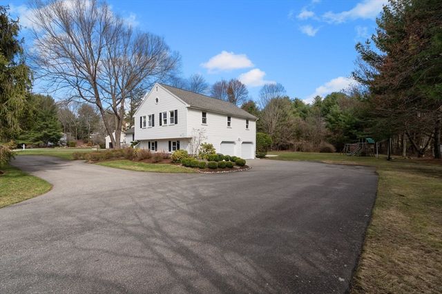 16 Blacksmith Dr, Medfield, MA 02052