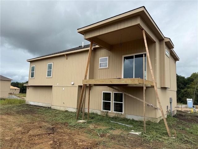 2121 Deerfield Terrace, Liberty, MO 64068