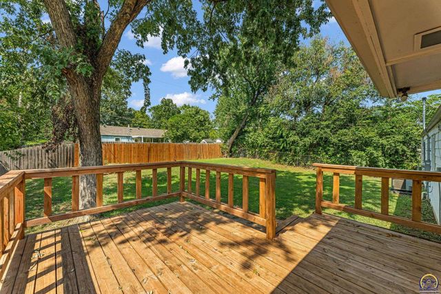 5718 SW 14th ST, Topeka, KS 66604