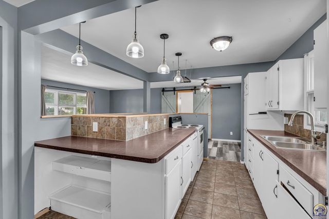 5718 SW 14th ST, Topeka, KS 66604