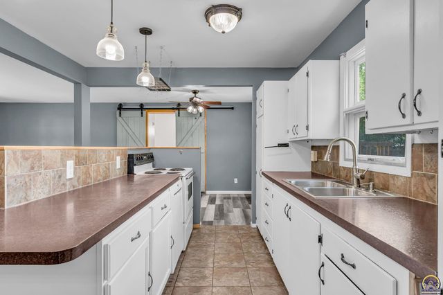 5718 SW 14th ST, Topeka, KS 66604