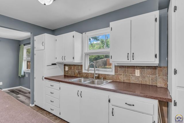 5718 SW 14th ST, Topeka, KS 66604