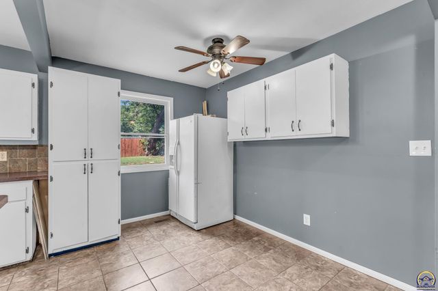 5718 SW 14th ST, Topeka, KS 66604