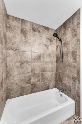 5718 SW 14th ST, Topeka, KS 66604