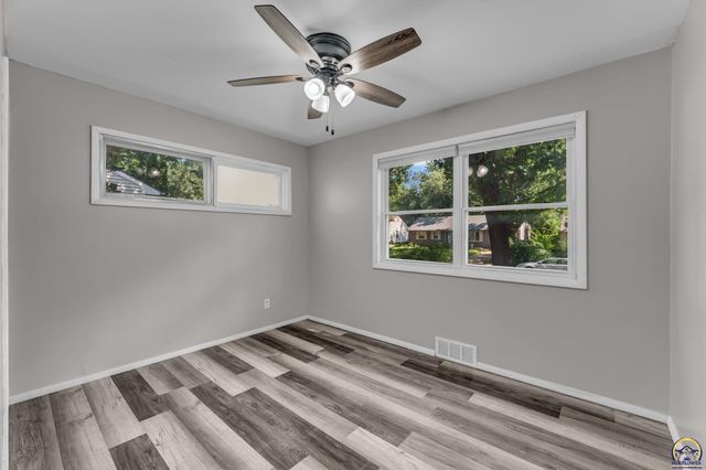 5718 SW 14th ST, Topeka, KS 66604