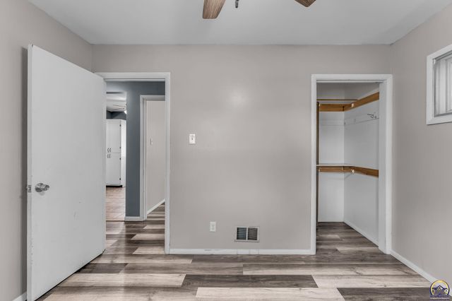 5718 SW 14th ST, Topeka, KS 66604
