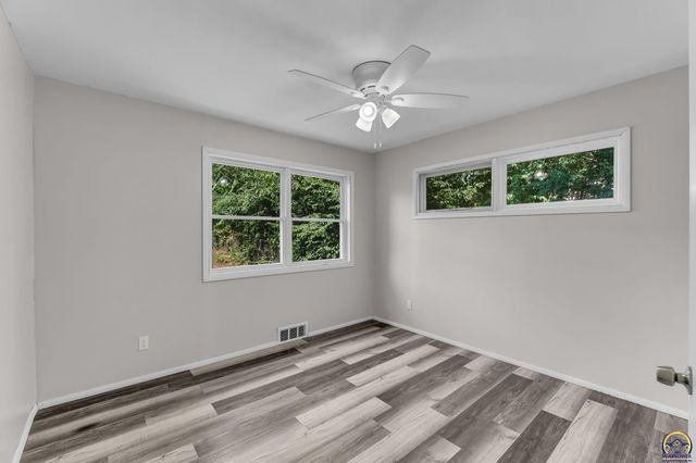5718 SW 14th ST, Topeka, KS 66604