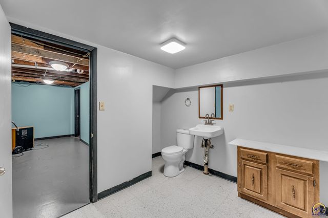 5718 SW 14th ST, Topeka, KS 66604