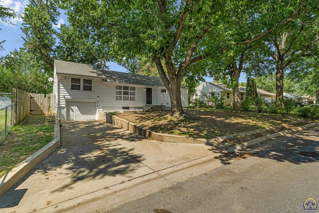 5718 SW 14th ST, Topeka, KS 66604