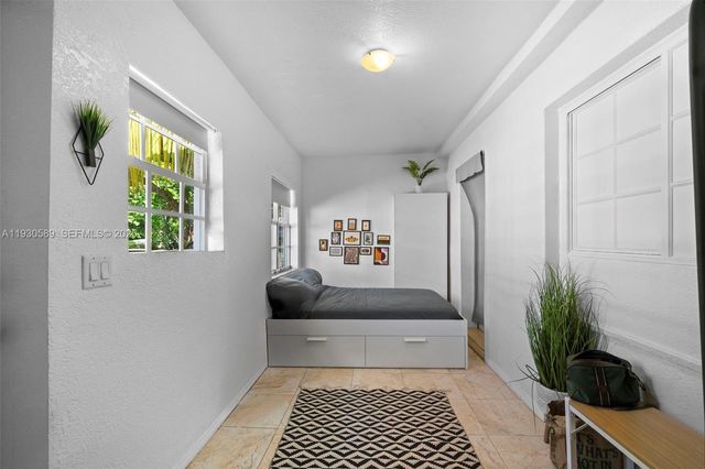 555 NE 73rd St, Miami, FL 33138