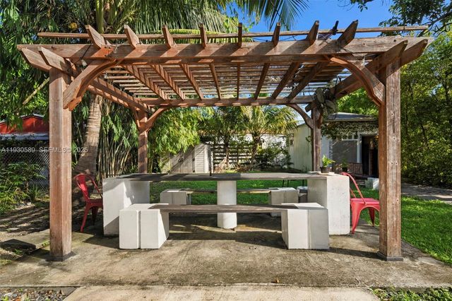 555 NE 73rd St, Miami, FL 33138