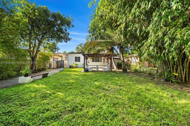 555 NE 73rd St, Miami, FL 33138