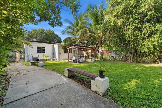 555 NE 73rd St, Miami, FL 33138