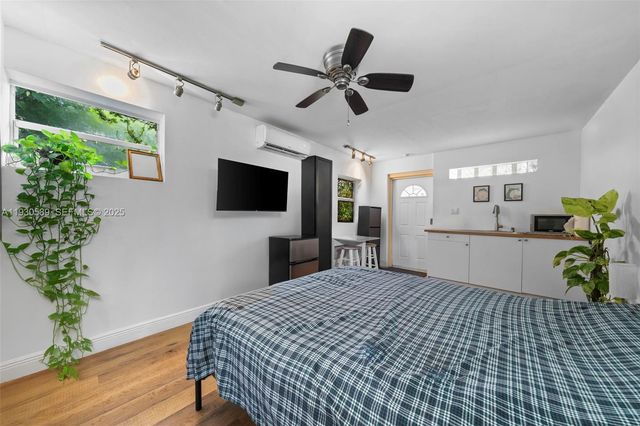 555 NE 73rd St, Miami, FL 33138