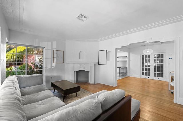 555 NE 73rd St, Miami, FL 33138