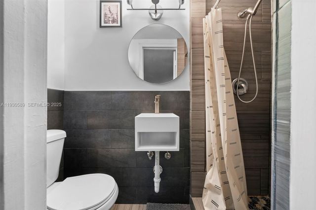 555 NE 73rd St, Miami, FL 33138