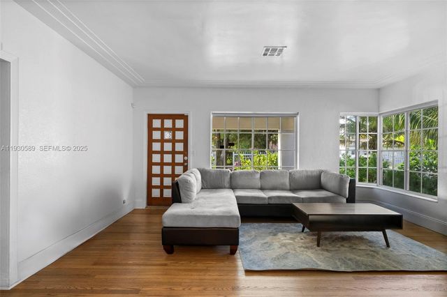 555 NE 73rd St, Miami, FL 33138