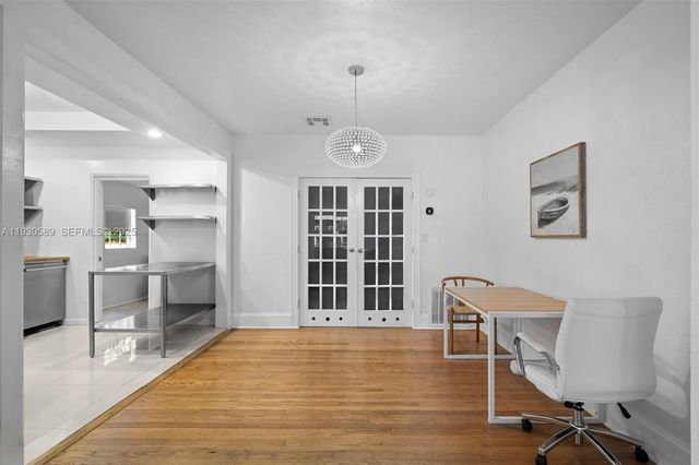 555 NE 73rd St, Miami, FL 33138