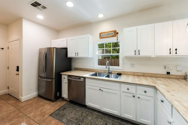 3609 20th Ave, Sacramento, CA 95820