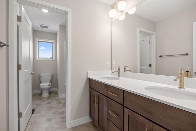 17924 Headwaters Drive, Lakeville, MN 55044