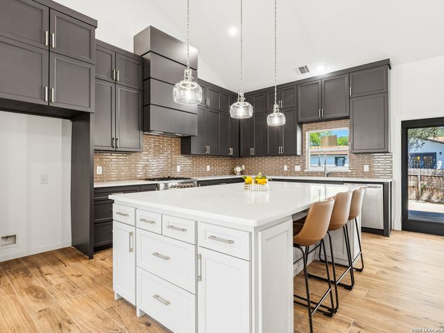 915 BURR RD, Terrell Hills, TX 78209