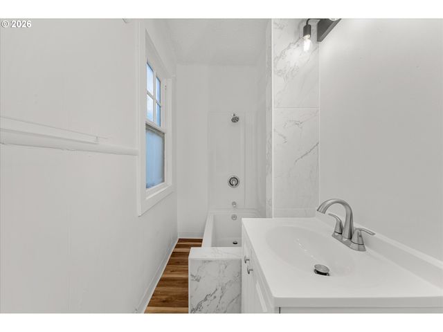 1016 CENTER St, Oregon City, OR 97045