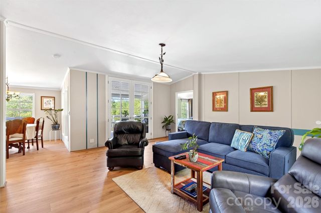298 Wolf Crossing, Bakersville, NC 28705