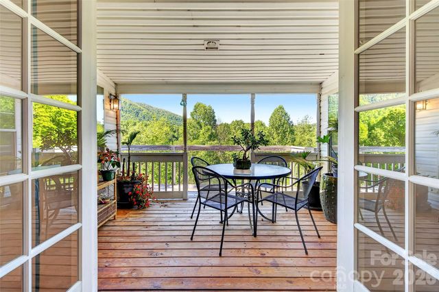 298 Wolf Crossing, Bakersville, NC 28705
