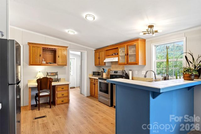298 Wolf Crossing, Bakersville, NC 28705