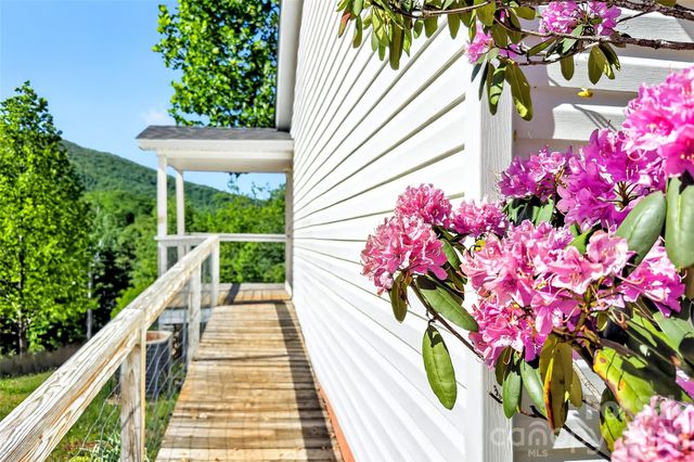 298 Wolf Crossing, Bakersville, NC 28705
