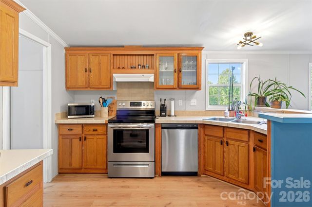 298 Wolf Crossing, Bakersville, NC 28705