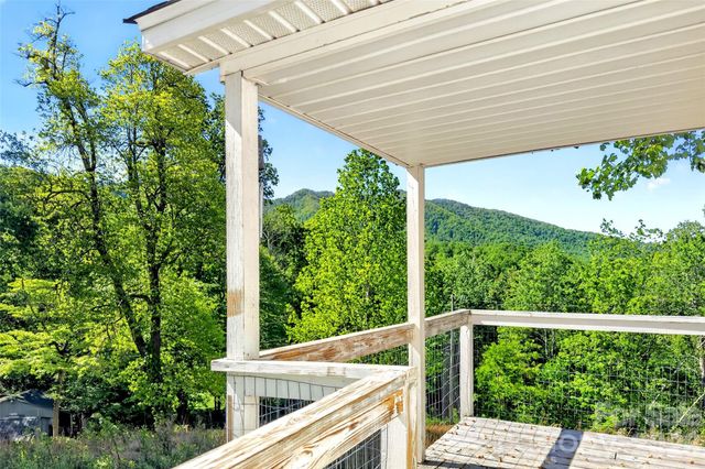 298 Wolf Crossing, Bakersville, NC 28705