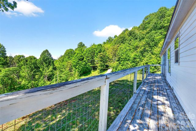 298 Wolf Crossing, Bakersville, NC 28705