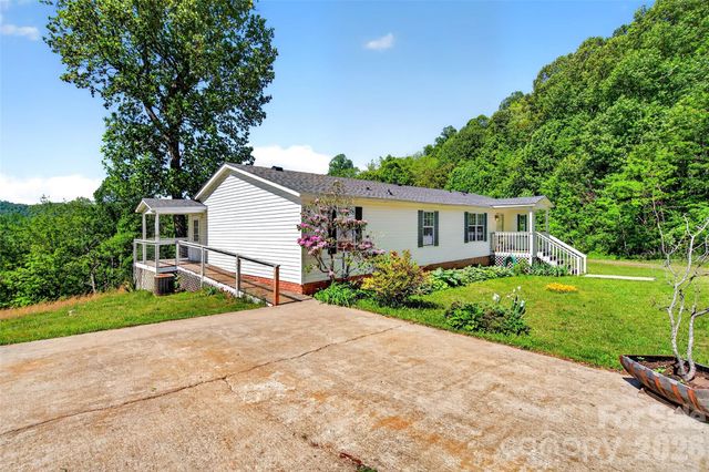 298 Wolf Crossing, Bakersville, NC 28705