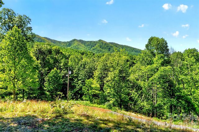 298 Wolf Crossing, Bakersville, NC 28705