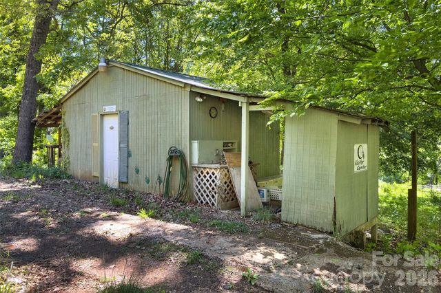 298 Wolf Crossing, Bakersville, NC 28705