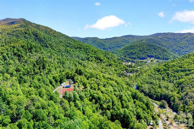 298 Wolf Crossing, Bakersville, NC 28705